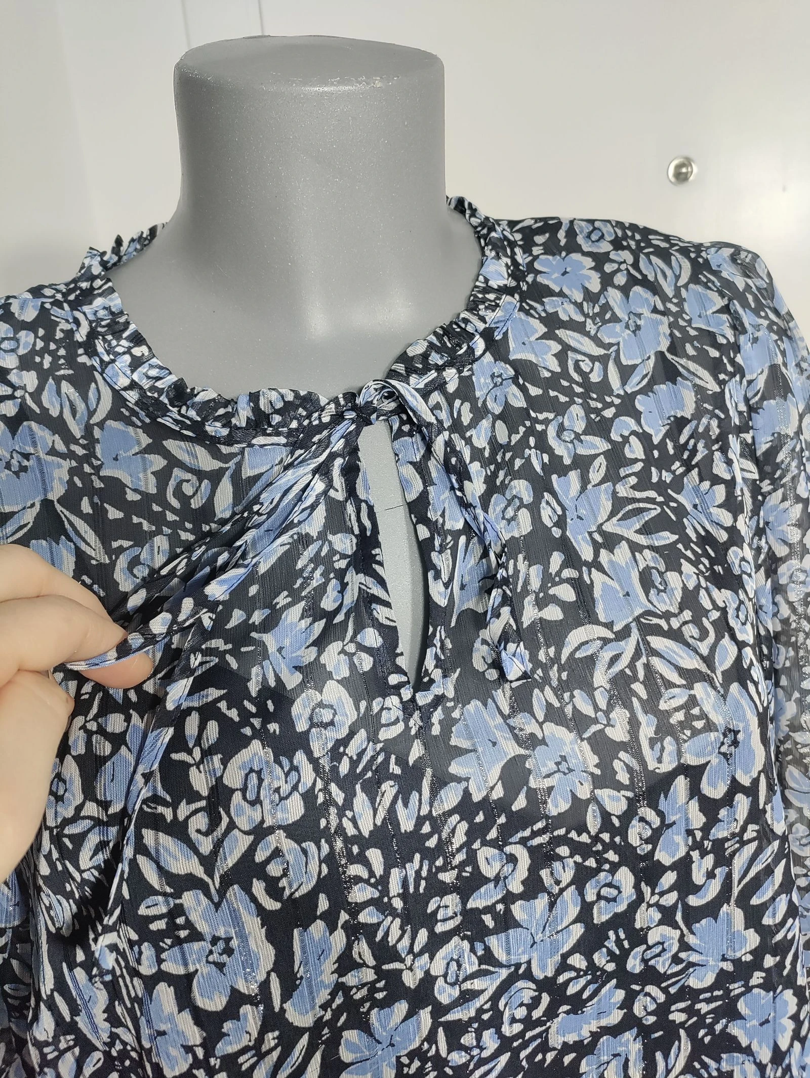 Blauwe bloemenblouse voor dames C&A met binnentop en lange mouwen – Maat 40 – photo 2